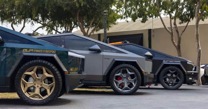 Do These $7,000 Gold Wheels Make You Want To Buy a Tesla Cybertruck Now?