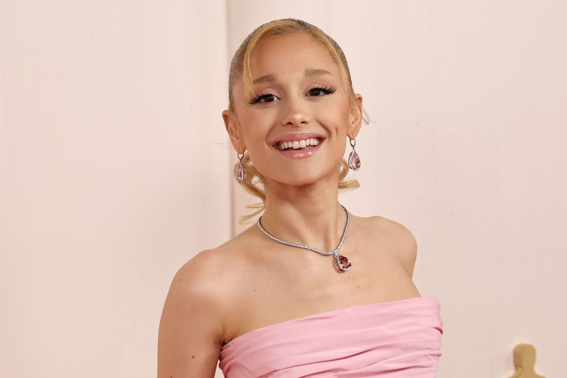 “Why she sound like Selena”: Netizens react to Ariana Grande’s voice in new interview as she seemingly drops Wicked’s Glinda accent 