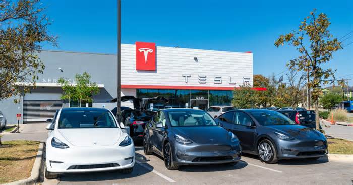 Tesla’s Sales Chief Has No Sales Experience — But Elon Doesn’t Seem Worried