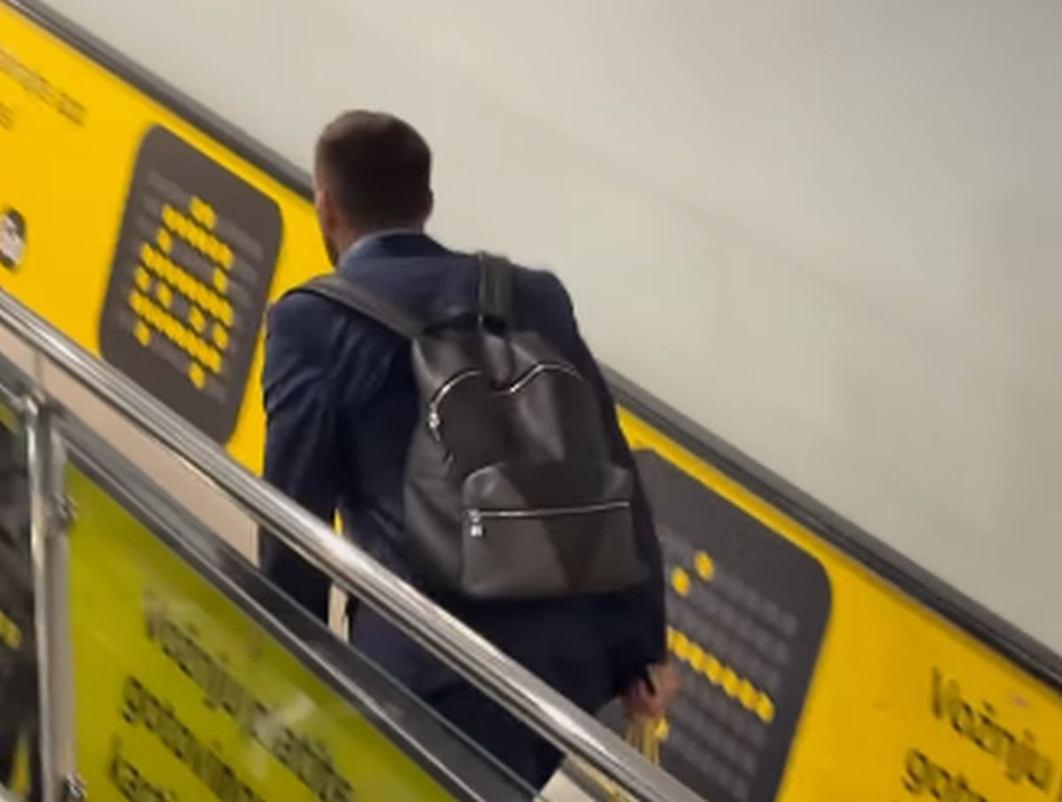 Dušan Tadić juče dobio poziv od navijača Vojvodine, sada usnimljen na aerodromu "Nikola Tesla"