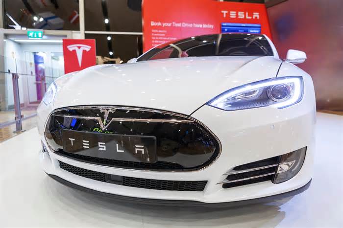 Tesla’s Valuation Tug-of-War: Politics, Robotaxis, and Carbon Credits