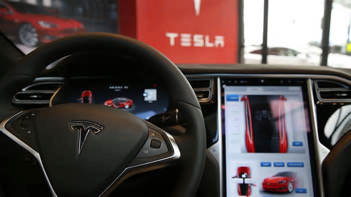 Disobey Tesla at your own risk: Woman tries to update vehicle while inside as temp hits 115