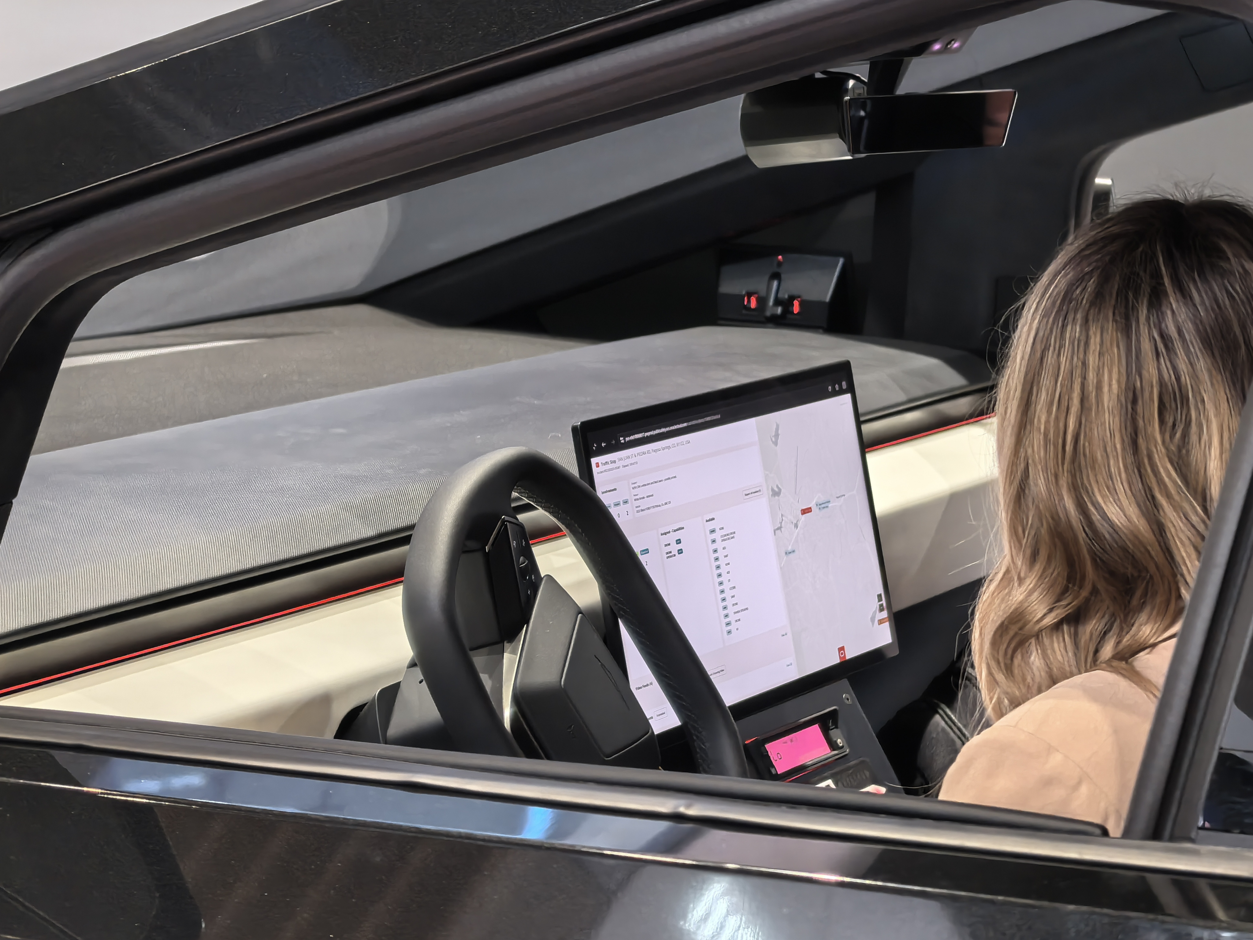 Snimak nesreće zbog koje je Tesla dobila novu tužbu: Sajbertrek vozi kao da kivine nema, žena teško povređena