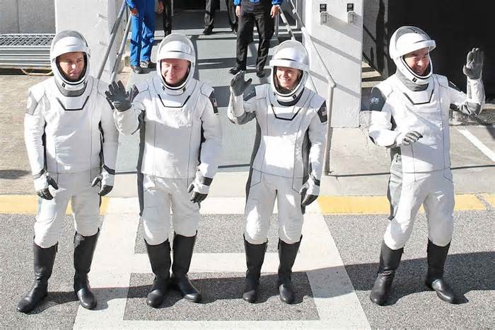 4 Astronauts Launch to Space Station Aboard Elon Musk's SpaceX Craft