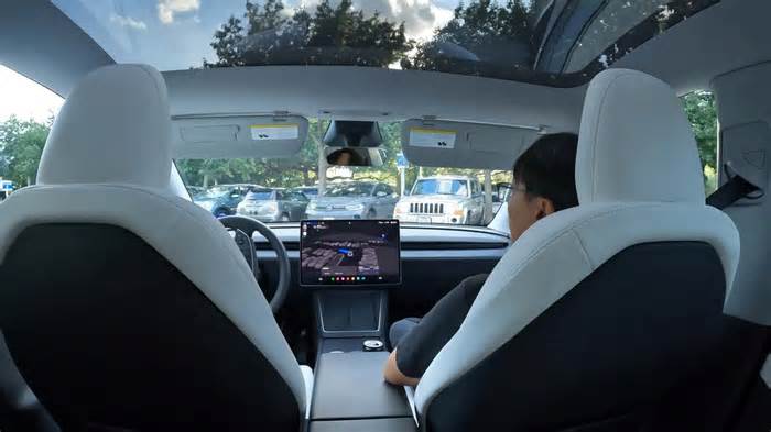 A Tesla Robotaxi Kept Driving In Circles, Stumped By A Parking Lot