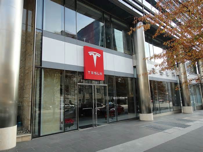 Elon Musk Confirms Grok AI to Launch in Tesla Vehicles Next Week
