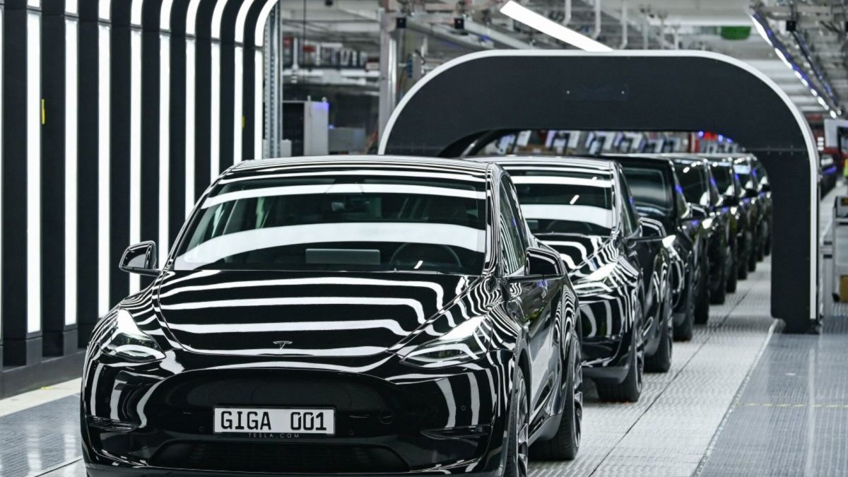 Tesla urges investors to ignore trillion dollar warning from influential firm