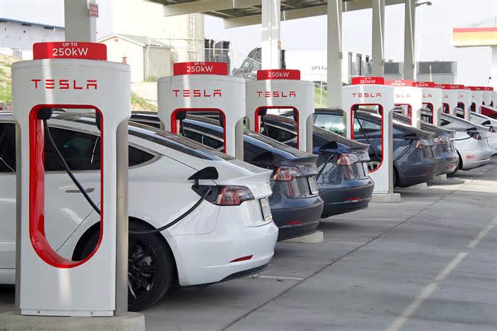 Tesla’s Supercharger staff wipeout deals heavy blow to Biden plan