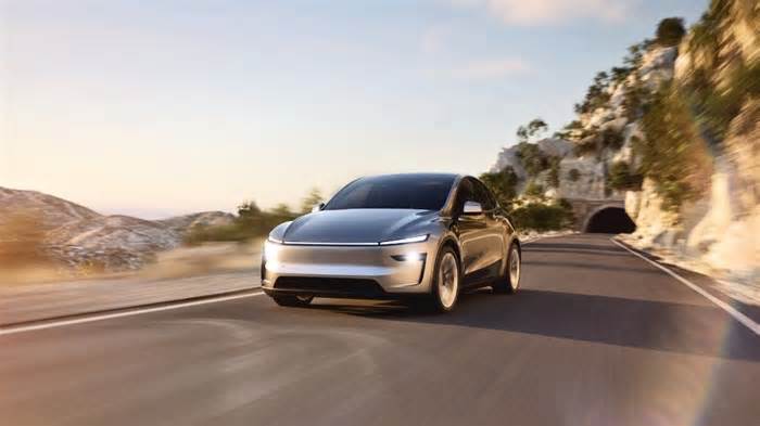 I Drove My New Tesla Model Y Juniper With FSD 90 Miles On I-35 And The Self-Driving Technology Is So Impressive My Cousin Wants To Buy One For His 70-Year-Old Father