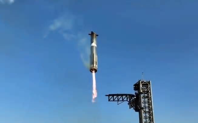 SpaceX Starship Flight 9 Ends in Failure as Fuel Leak Disrupts Reentry Test and Satellite Deployment