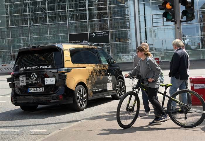 Uber’s VW Robotaxi Makes Space For Cyclists And Pedestrians While Waymo And Tesla Lag