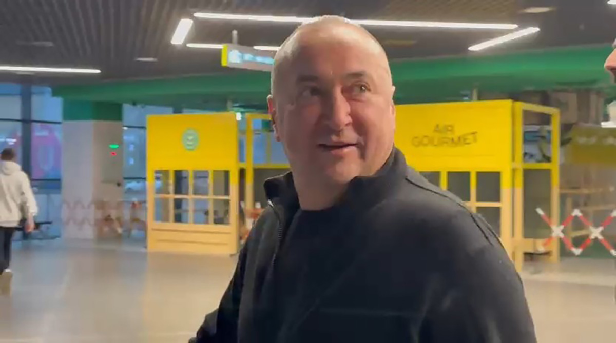 "U koferu imam samo prljave gaća!" Đani na aerodromu priznao da ženi nije doneo poklone: "Nakupovao sam se..."