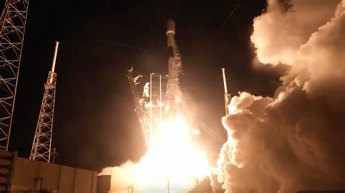 SpaceX launches 28 Starlink satellites on a Falcon 9 rocket from Florida (video)
