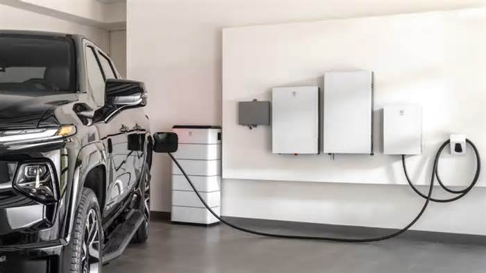 Hurricanes, heat domes, and holding up the grid with home batteries