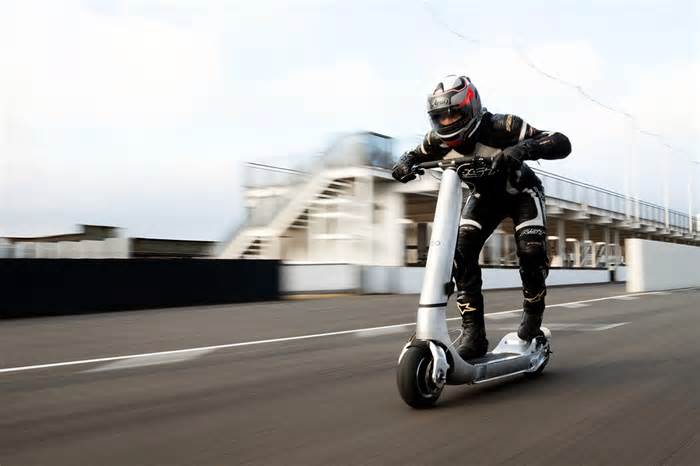 Insane 100-mph e-Turbo scooter accelerates as fast as a Tesla