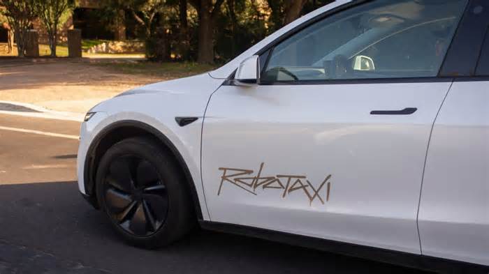 Tesla stock pops 8% as Musk touts ‘successful' robotaxi Austin launch