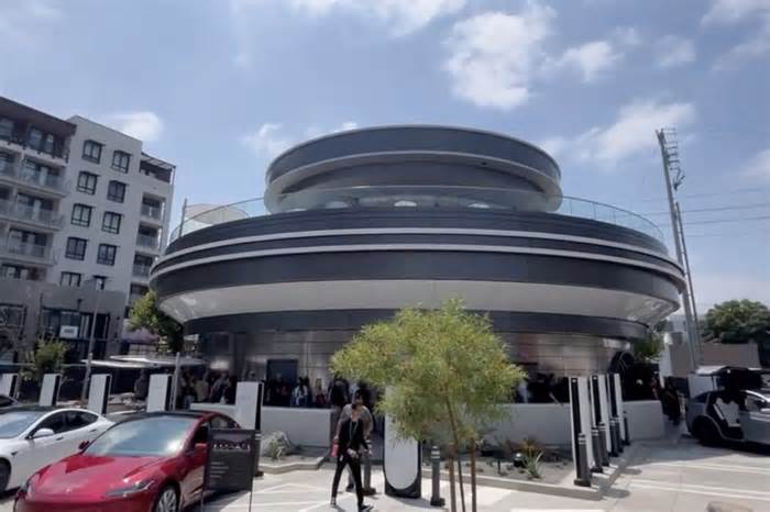 Inside Elon Musk’s Tesla diner – review of robot servers and Cybertruck burgers