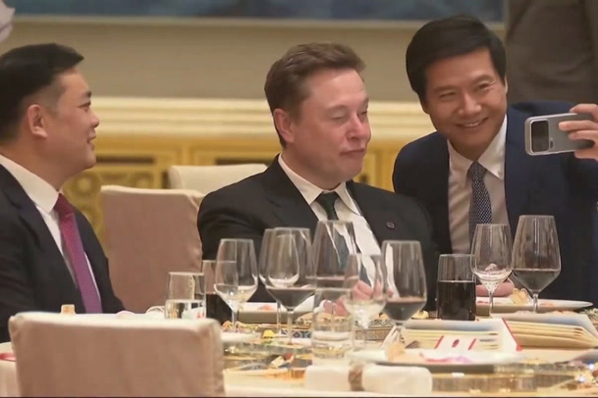 Elon Musk sighs and pulls funny face while taking selfies with Chinese leaders