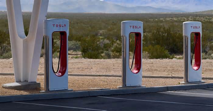 Tesla Pullback Puts Onus on Others to Build Electric Vehicle Chargers
