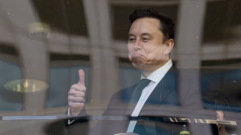 ‘It felt like a bribe’: Elon Musk’s texts, emails revealed as he returns to witness stand