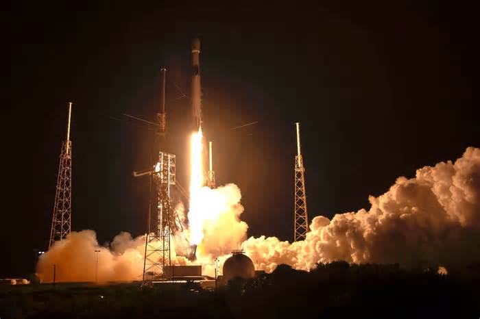 Rivals team up: SpaceX sends 24 satellites into orbit for Amazon’s Project Kuiper