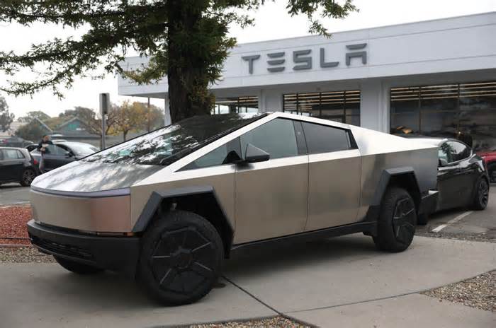 Tesla Plans Temporary Shutdown of Cybertruck and Model Y Production Lines