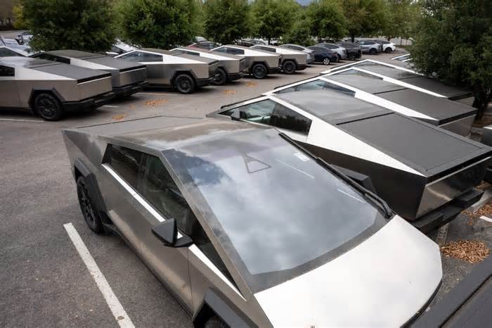 GMC Hummer EV outsold the Tesla Cybertruck last quarter