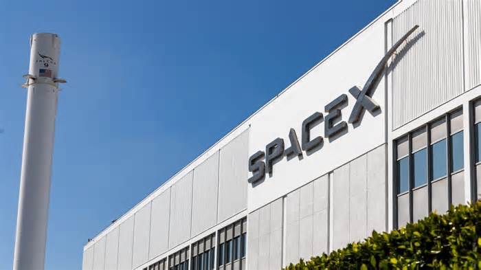 FCC's Push to Let SpaceX Use EchoStar's Spectrum Gets Weird and Ugly