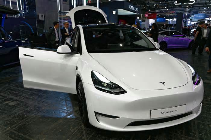 Ahead of Tesla robotaxi launch, residents in one Austin neighborhood say Model Ys—with drivers—are circling their blocks over and over