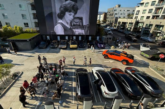 Review: To Live and Dine at the Tesla Diner in L.A.