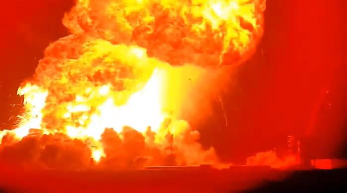 SpaceX’s Starship explodes on the ground, triggering huge fireball