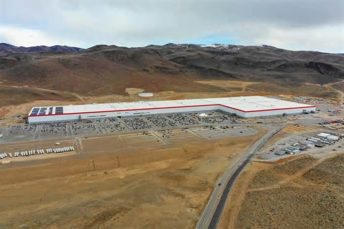 Tesla Adds 1,000 Workers At Nevada Gigafactory To Fuel Elon Musk's Semi Truck Ambitions: Report