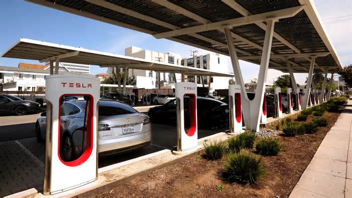 Tesla’s Move to Ax Supercharger Department Sparks Concern Among Network Users