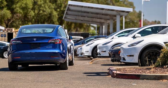 Column: Why does Wall St. value Tesla 40% higher than Toyota?