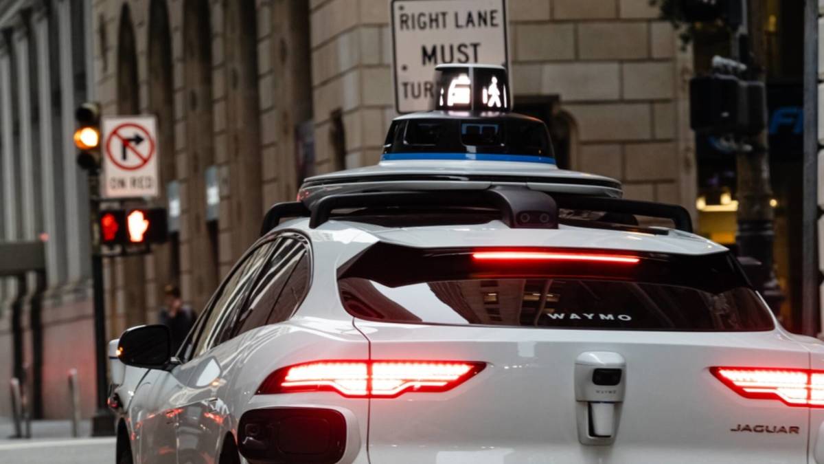 Waymo caught being a bad neighbor in viral video