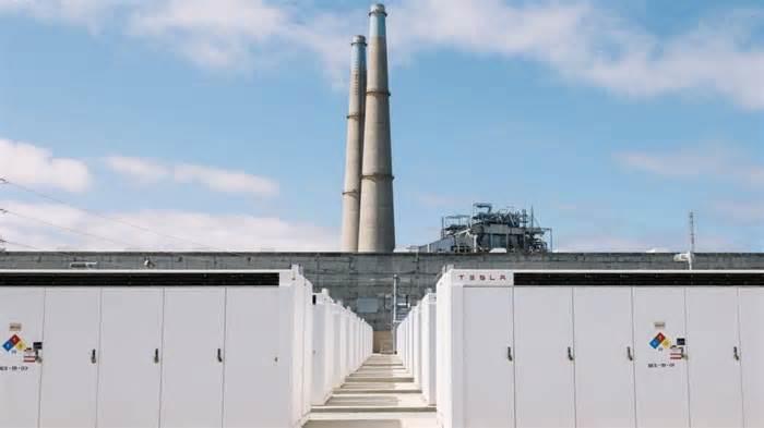 Battery makers in slumping EV business find lifeline elsewhere