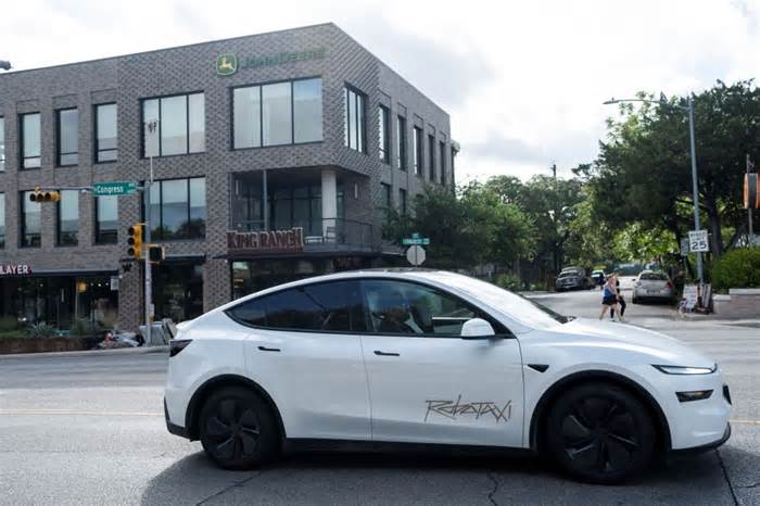 How Tesla plans to remotely control its robotaxis — but experts warn of tech gaps