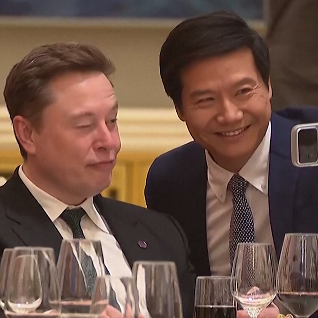 Elon Musk’s Awkward Selfie Moment With a Chinese Billionaire in Beijing