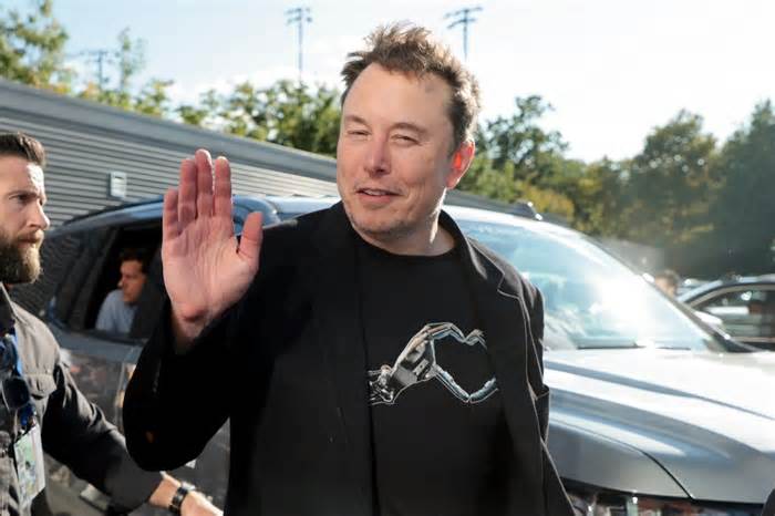Tesla Stans Can’t Believe They’re About to Lose a Boatload of Money on Elon’s Robotaxi Launch