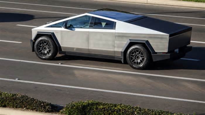 Tesla Bets on Loyalty to Rescue the Cybertruck with Free FSD Transfer
