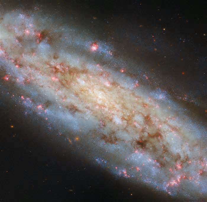 Hubble spies inclined spiral galaxy NGC 3511