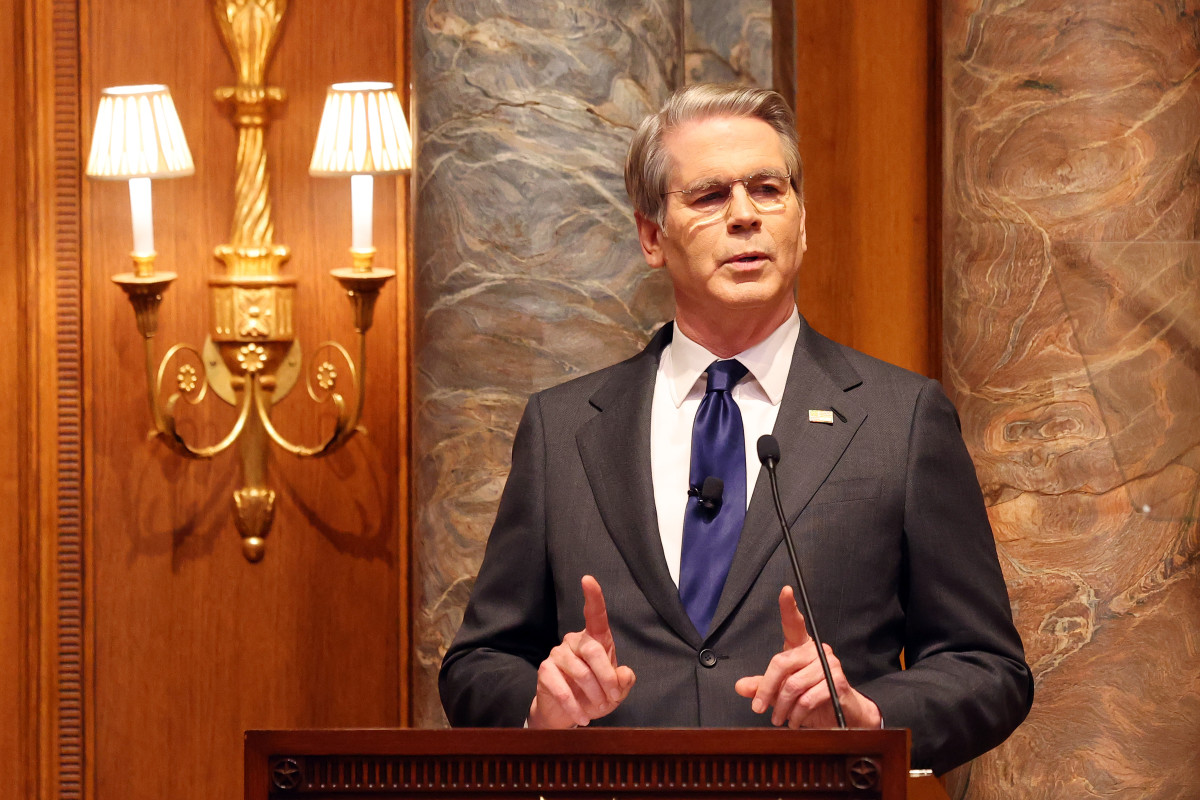 White House makes a surprise move on a key AI supplier