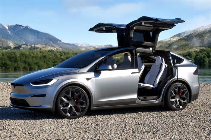 Why Everyone’s Saying to Skip the Tesla Model X
