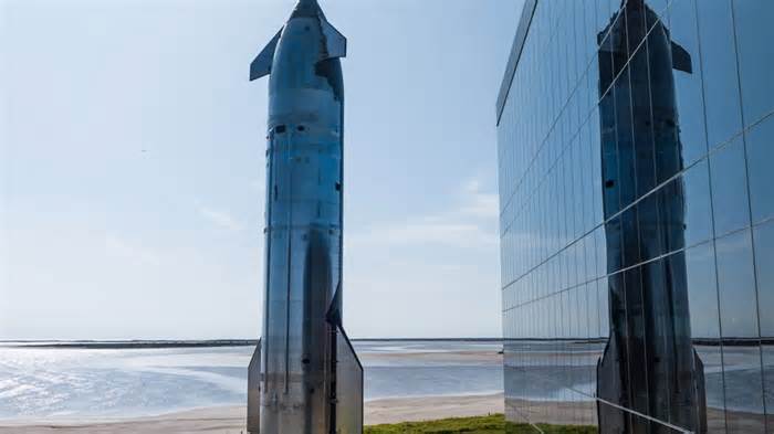 SpaceX Starship Explodes in Spectacular Fireball at Texas Test Facility