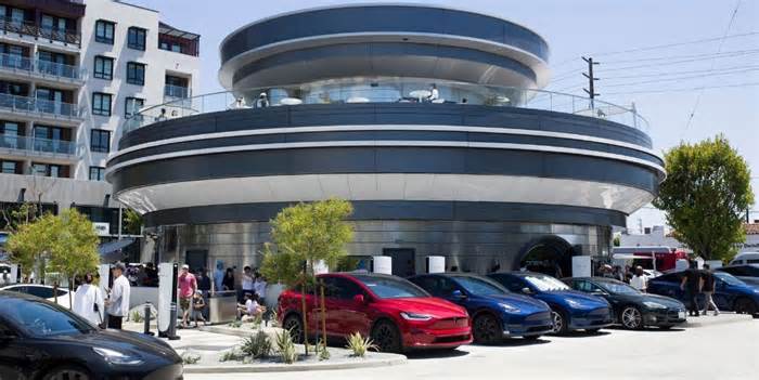 Elon & Tesla Open "Diner & Drive-In" In Hollywood With 80 EV Chargers
