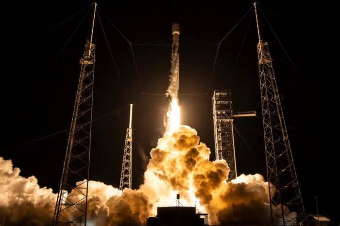 SpaceX launches satellite for SiriusXM from Florida