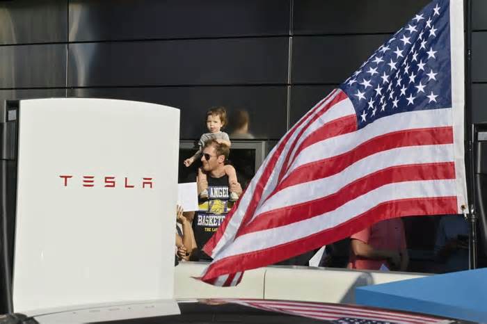 Tesla shares end week in decline amid third straight quarterly loss
