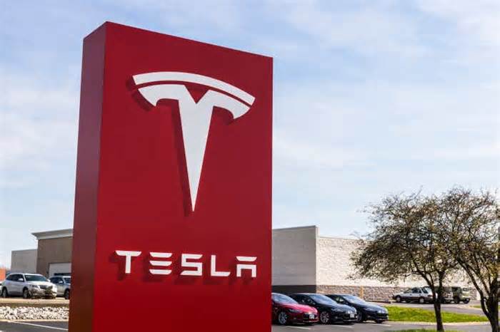 Elon Musk says Tesla 260-mile RWD model Y owners to get more range