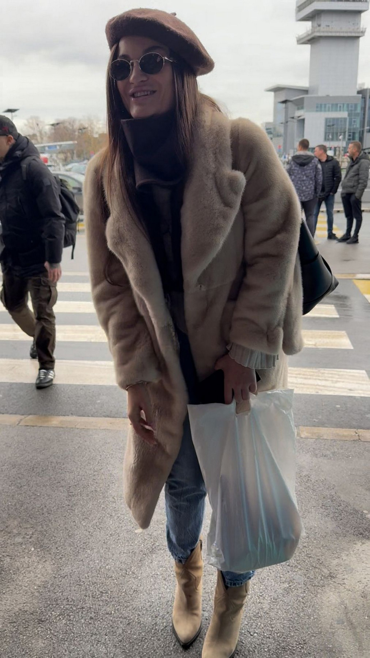 Tamara Milutinović u brutalnom izdanju na aerodromu, a koleginica neraspoložena vuče kofere i čeka prevoz