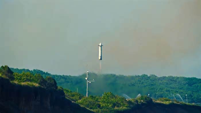 Reusable rocket prototype successfully launches and lands